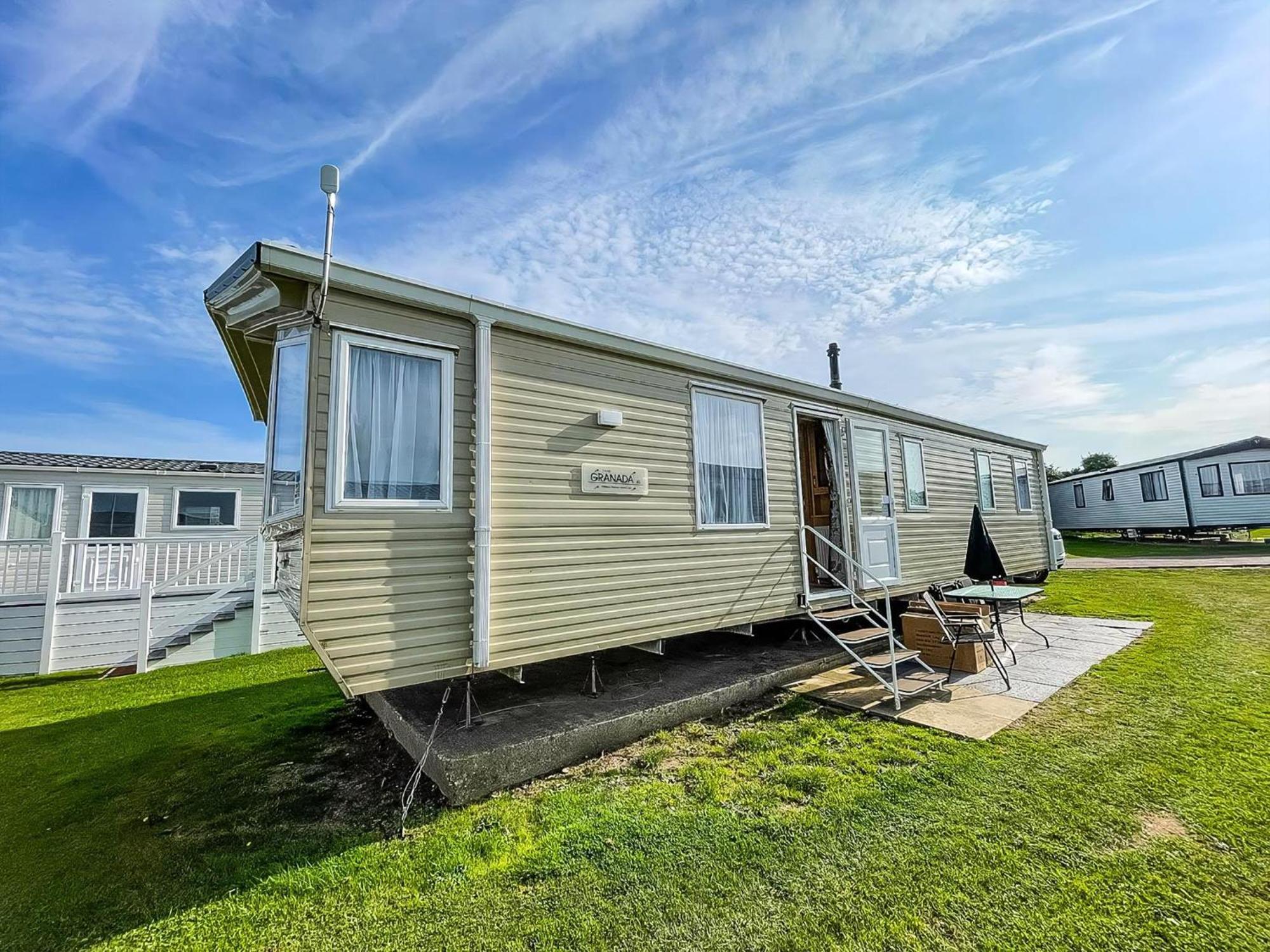 Lovely Caravan By The Beach In Pakefield, Suffolk Ref 68007Cl Lowestoft Bagian luar foto
